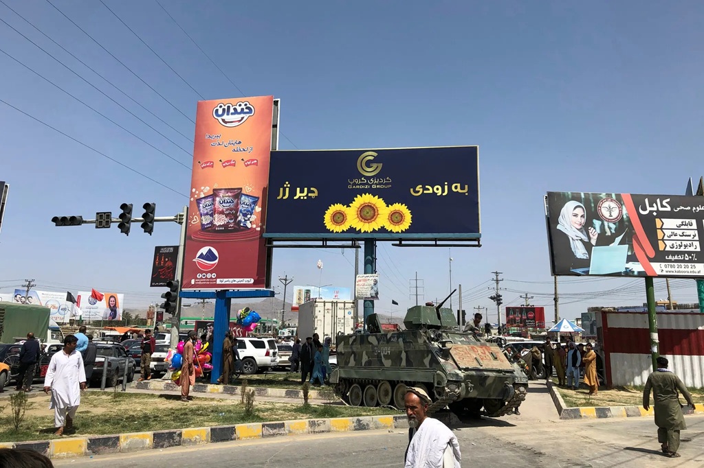 Наружную рекламу в Афганистане стандартизируют по-афгански 1 a journey through kabul on the day of the fall