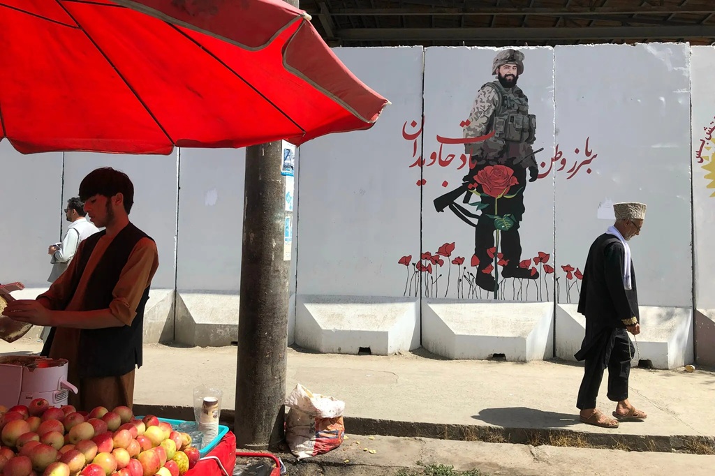 Наружную рекламу в Афганистане стандартизируют по-афгански 2 a journey through kabul on the day of the fall1
