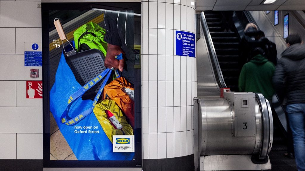 Сумки IKEA «заполонили» центральную улицу Лондона 1 ikeas frakta becomes the hero of oxford street