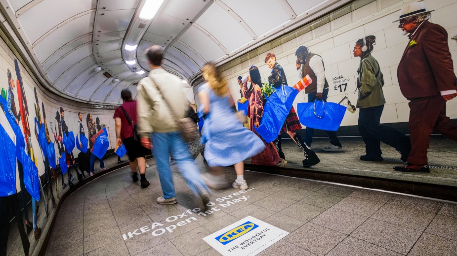 Сумки IKEA «заполонили» центральную улицу Лондона 2 ikeas frakta becomes the hero of oxford street1