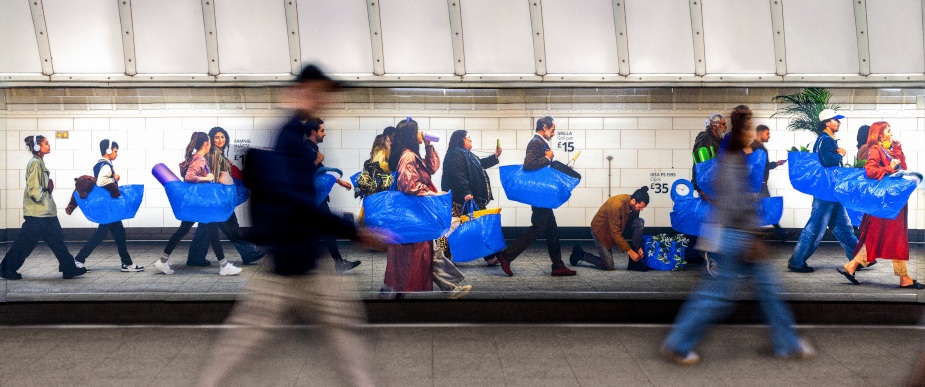 Сумки IKEA «заполонили» центральную улицу Лондона 3 ikeas frakta becomes the hero of oxford street2