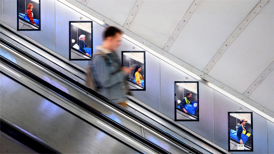 Сумки IKEA «заполонили» центральную улицу Лондона 4 ikeas frakta becomes the hero of oxford street3