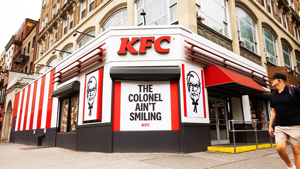 KFC изменил выражение лица полковника Сандерса 1 colonel aint smiling