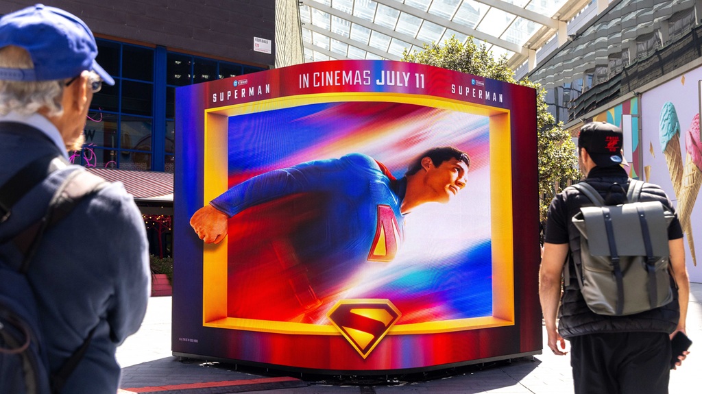 Ocean Outdoor выводит на рынок уникальный формат DOOH 3 superman showcase pr ©ocean 13 1