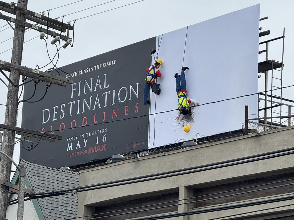 От щита к твиту: как наружка запускает вирусные волны в США 6 billboard install gone wrong and deadly