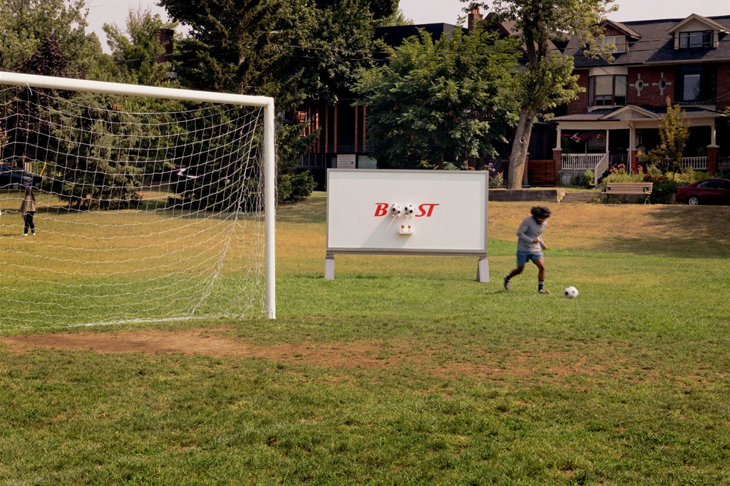 BOOST x Courage превращают билборды в повод для движения 3 boost x courage turn billboards into a reason to move1