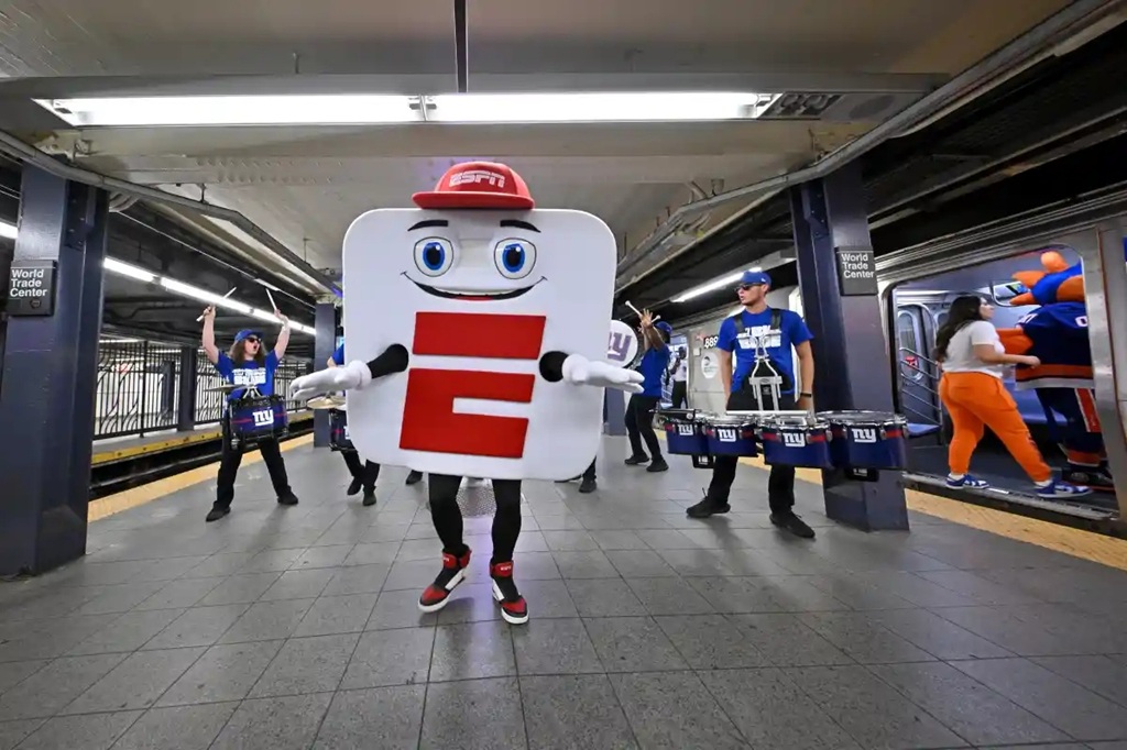 От щита к твиту: как наружка запускает вирусные волны в США 4 espn unveils revamped app with mascot takeover on new york citys ‘e train