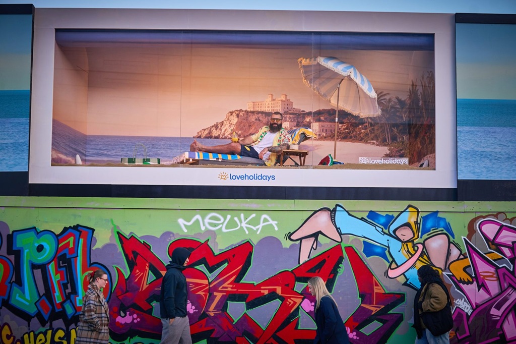 10 лучших рекламных щитов 2025 года* 6 5 joe marler lounges in ‘living billboard