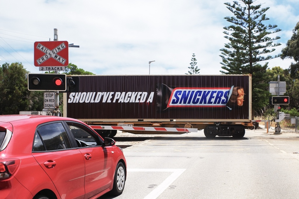 Первый в мире движущийся рекламный щит SNICKERS на рельсах 3 snickers transforms a wa freight train into a moving billboard on rails via tp australia1