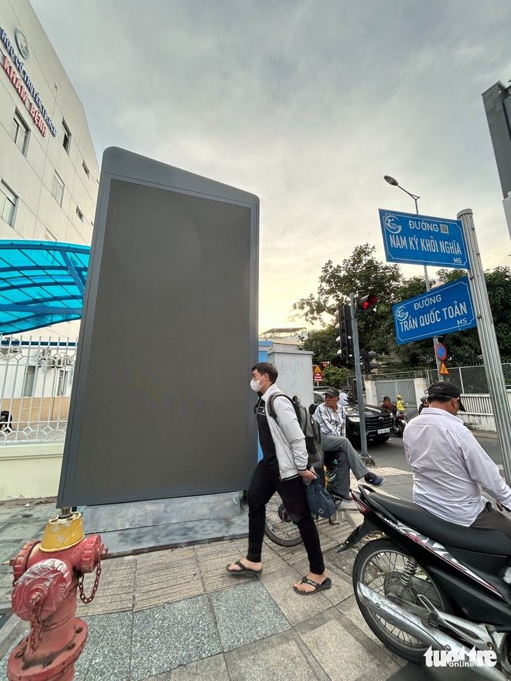 Хаос уличных рекламных щитов в Хошимине 5 tuoitre.vn3