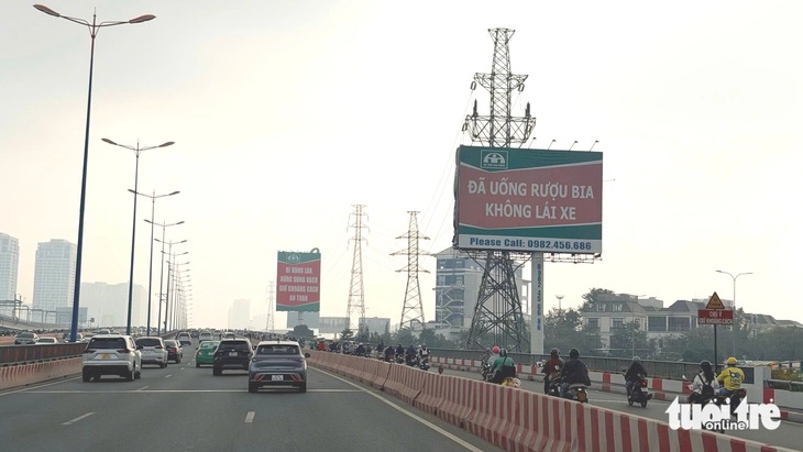 Хаос уличных рекламных щитов в Хошимине 8 tuoitre.vn7