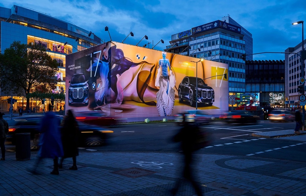 csm slider stroeer aussenwerbung giant duesseldorf bmw