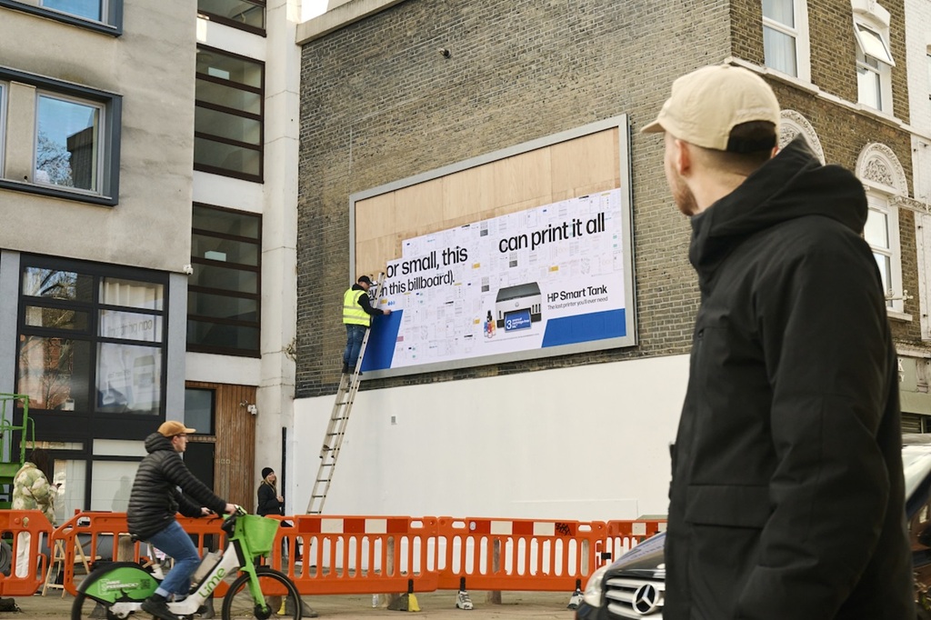 Собери сам: баннер от HP 2 hp prints a billboard live on the street – one a4 sheet at a time2