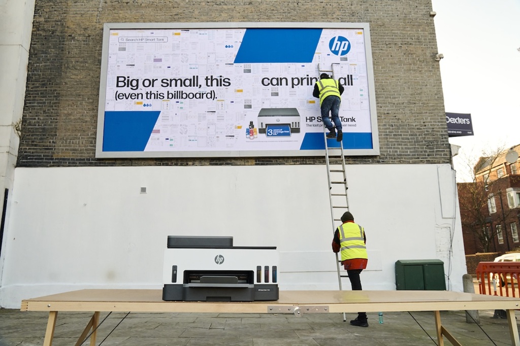 Собери сам: баннер от HP 3 hp prints a billboard live on the street – one a4 sheet at a time3