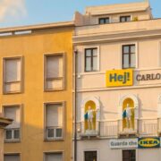 ikea samuse dune statue mal orientee pour indiquer son nouveau magasin