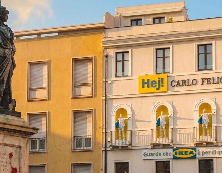 ikea samuse dune statue mal orientee pour indiquer son nouveau magasin