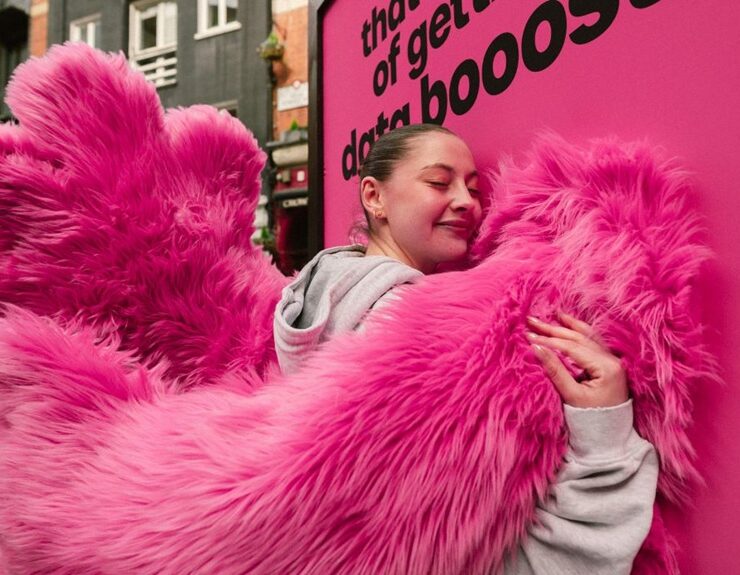 giffgaff unveils a huggable poster at kings cross
