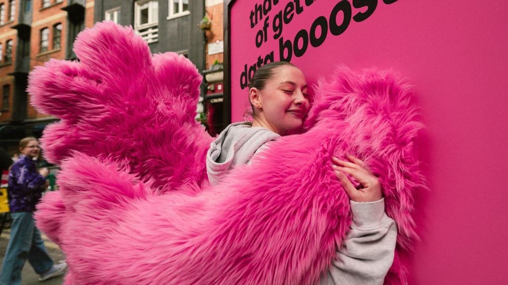giffgaff unveils a huggable poster at kings cross