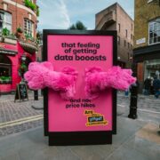 giffgaff unveils a huggable poster at kings cross1