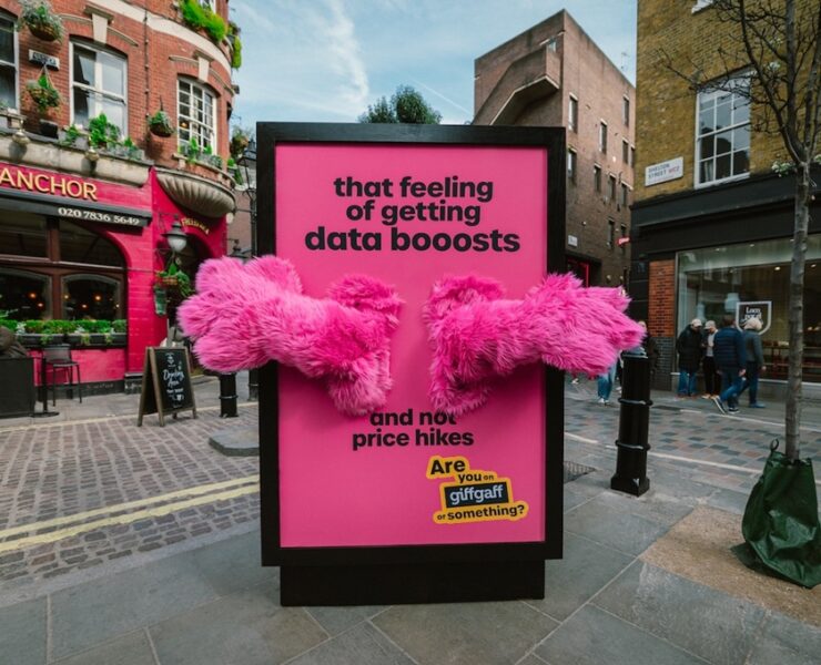 giffgaff unveils a huggable poster at kings cross1