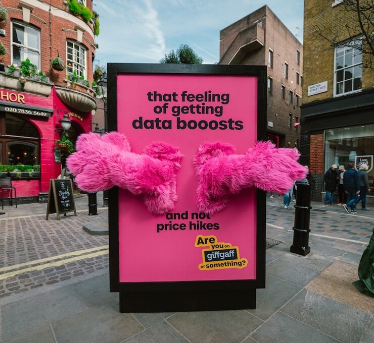 giffgaff unveils a huggable poster at kings cross1