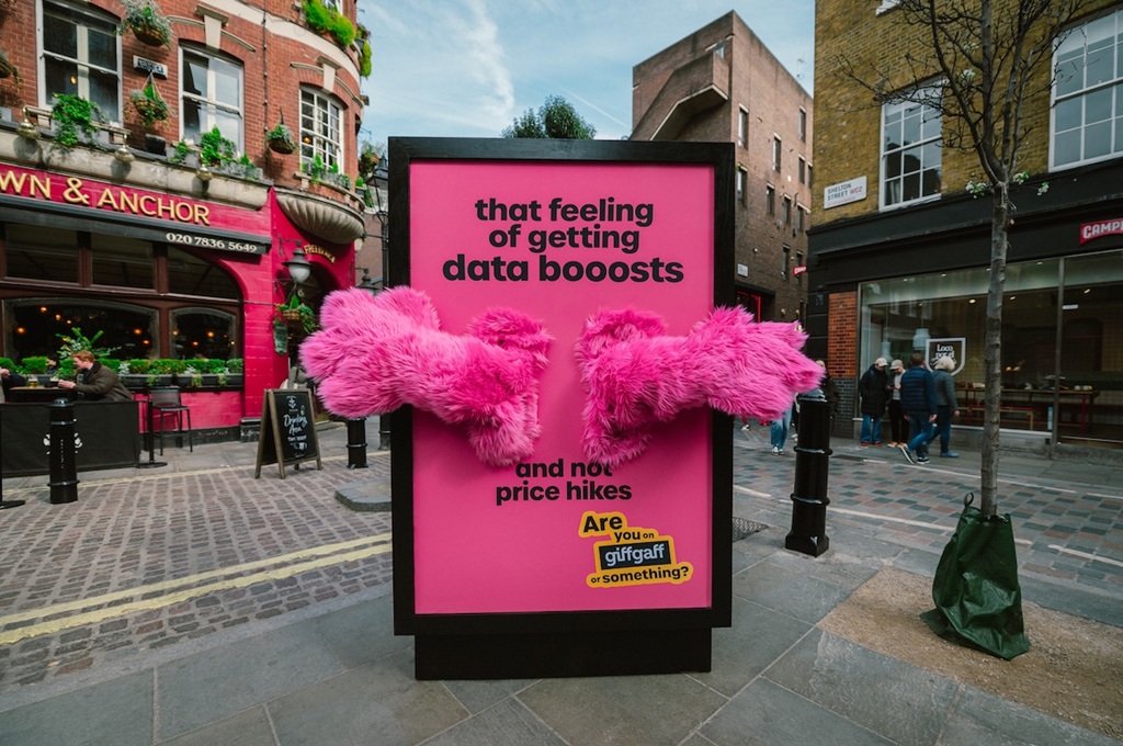 giffgaff unveils a huggable poster at kings cross1