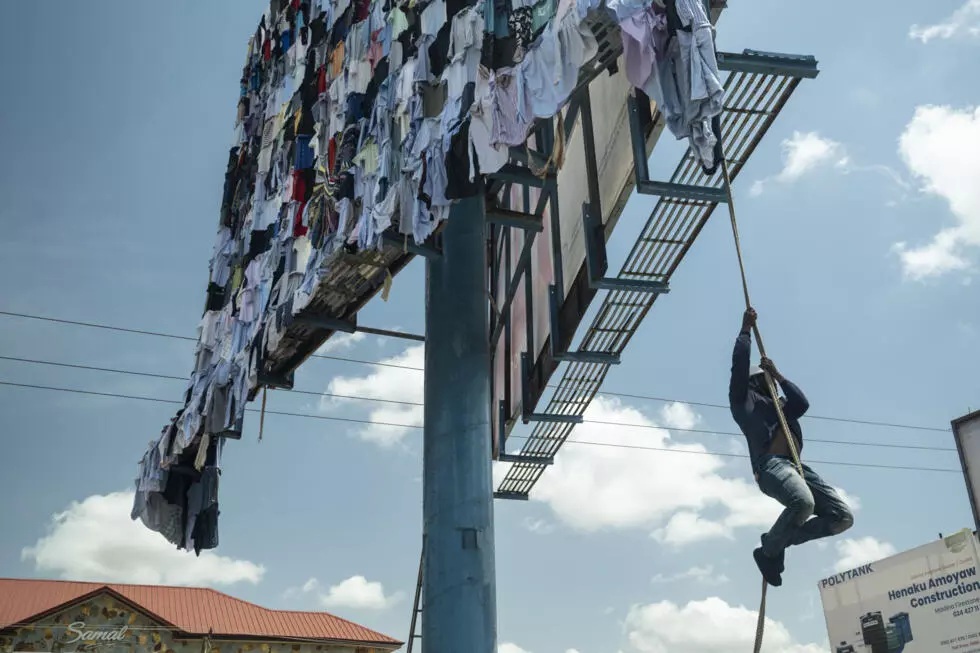 Билборд вместо галереи 4 ghana artists billboard campaign takes aim at fast fashion fallout2