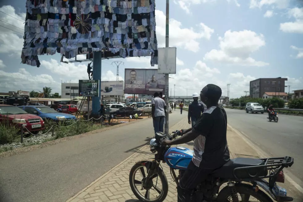 Билборд вместо галереи 5 ghana artists billboard campaign takes aim at fast fashion fallout3