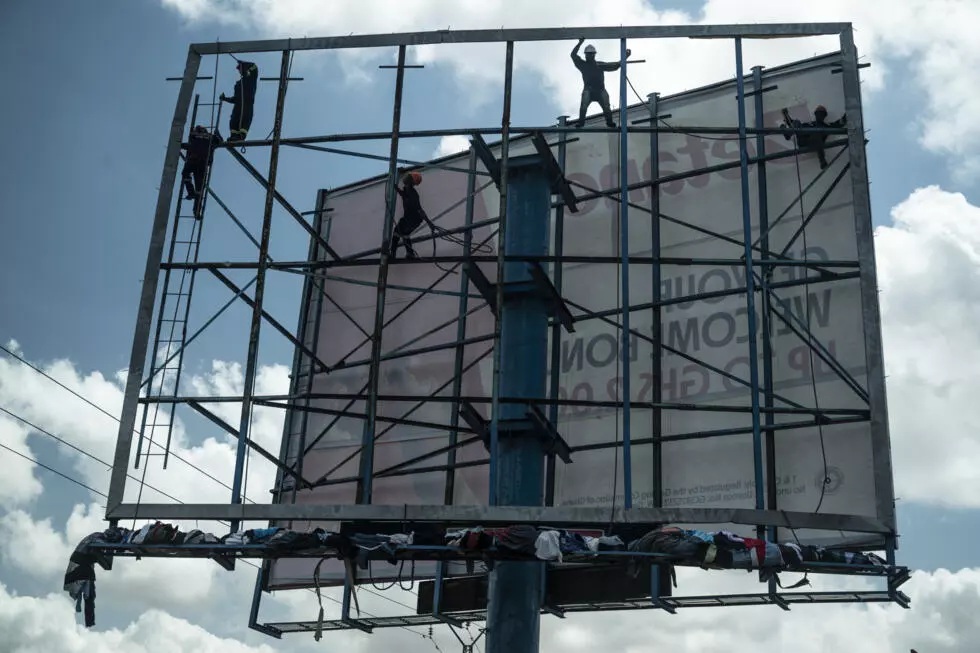 Билборд вместо галереи 3 ghana artists billboard campaign takes aim at fast fashion fallout4