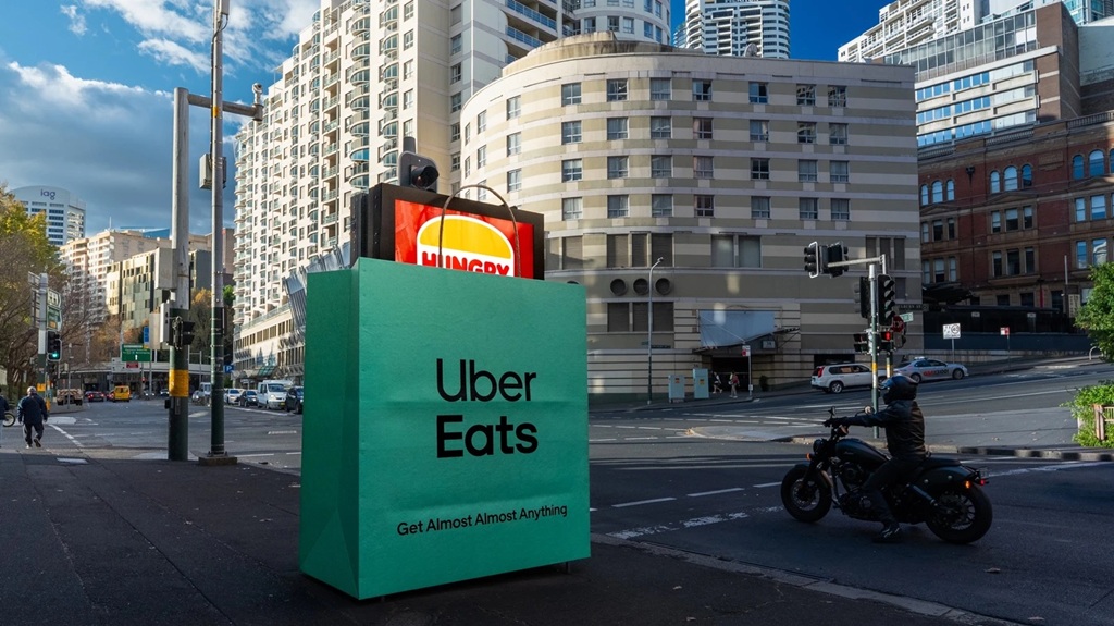 Uber Eats захватывает чужие билборды 4 uber eats bags up brands for ooh campaign in australia