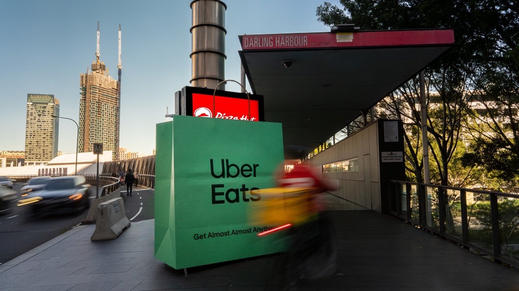 Uber Eats захватывает чужие билборды 3 uber eats bags up brands for ooh campaign in australia1