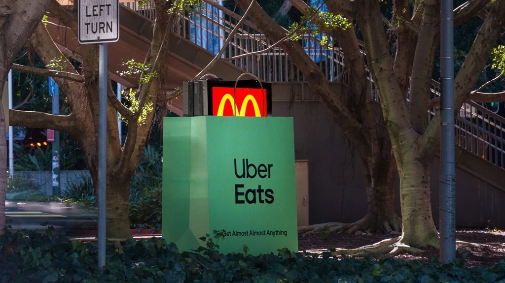Uber Eats захватывает чужие билборды 2 uber eats bags up brands for ooh campaign in australia2