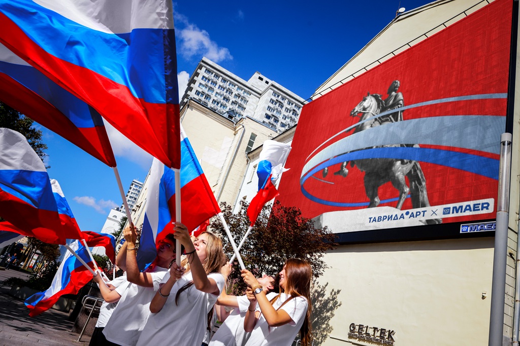 От Калининграда до Владивостока: Народный фронт, МАЕР и «Таврида.АРТ» запустили всероссийскую акцию ко Дню флага 3 avf 1351 got