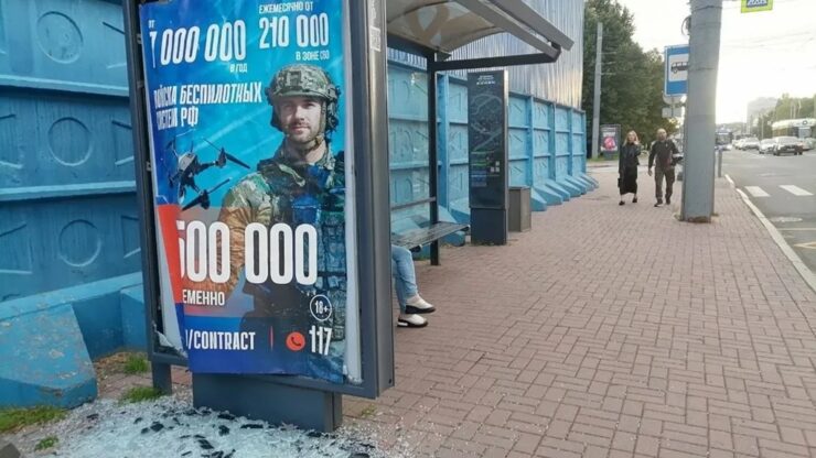 na petrogradskoi storone pobili neskolko reklamnykh shchitov na tramvainykh ostanovkakh