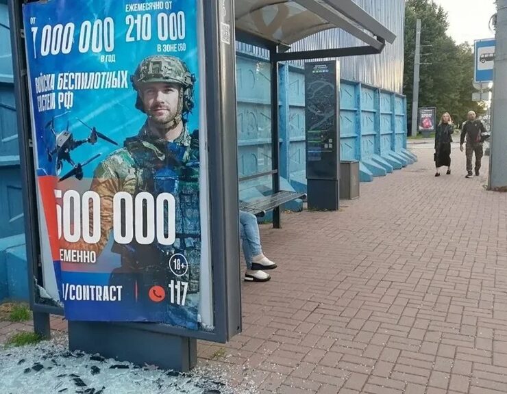 na petrogradskoi storone pobili neskolko reklamnykh shchitov na tramvainykh ostanovkakh