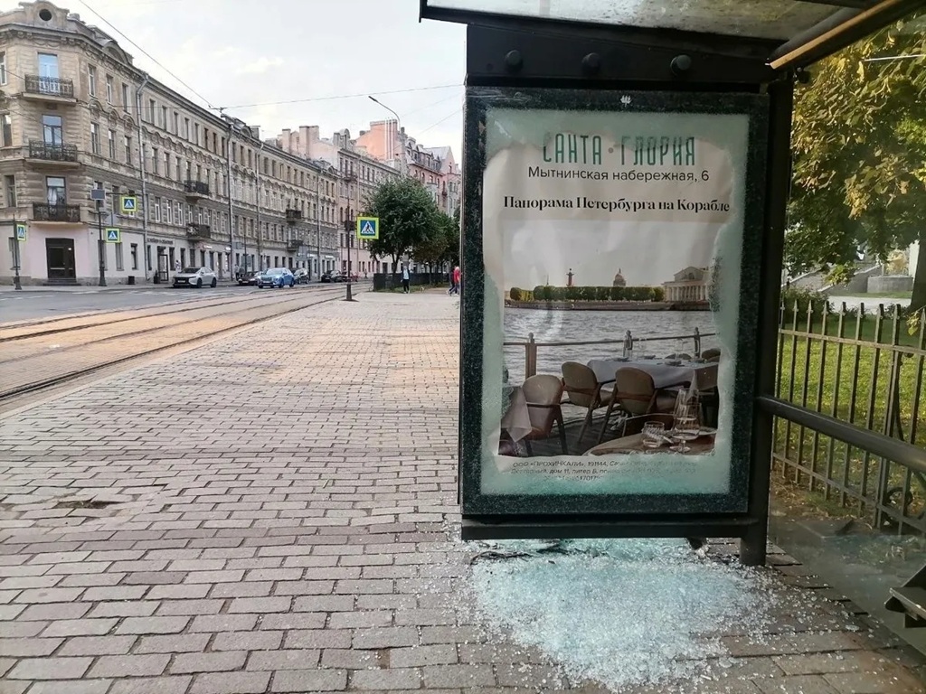 na petrogradskoi storone pobili neskolko reklamnykh shchitov na tramvainykh ostanovkakh1