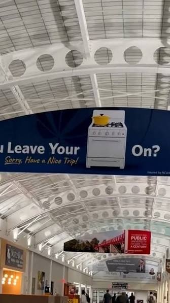 Реклама в аэропорту напугала туристов перед поездкой 4 notre dame federal credit union explains viral south bend airport ad123